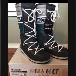 Moon boots, size 5.5. New.
